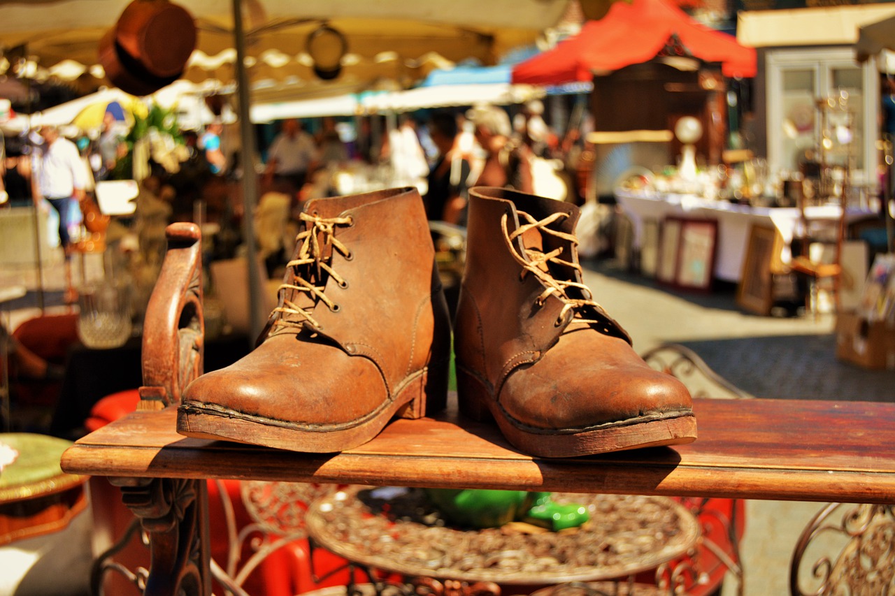 Une chaussure marron exposée dans un vide grenier